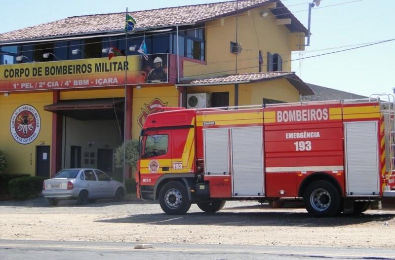 Bombeiros combatem incêndio em residência no bairro Quarta Linha, em Criciúma