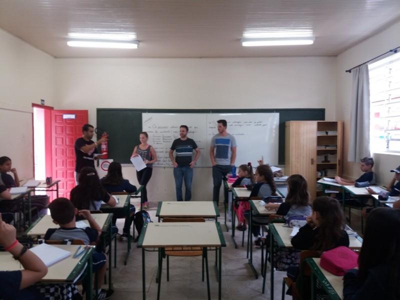 Crianças são convidadas a participar de projetos esportivos