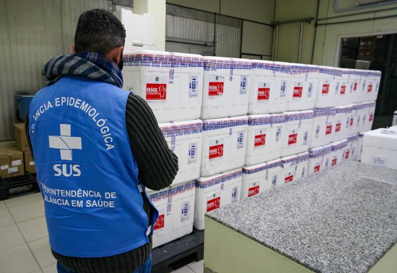 Governo recebe mais 309 mil doses e reforça pedido para que população tome as duas doses da vacina