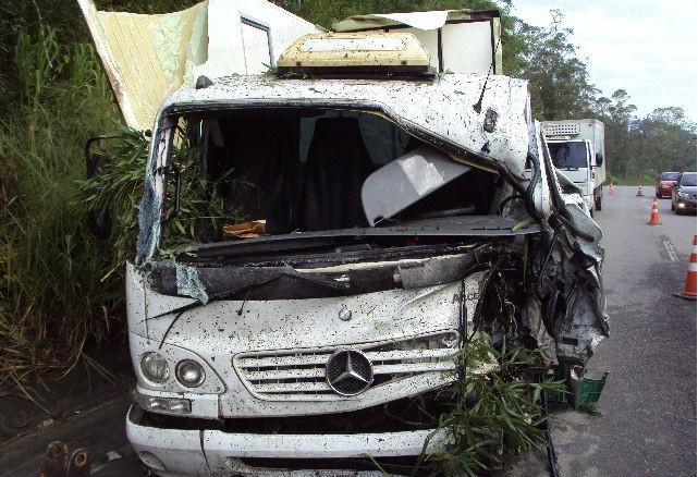 Caminhoneiro fica em estado grave após colidir em pedra