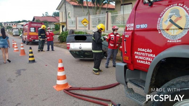 Carro capota e ocupante fica preso às ferragens