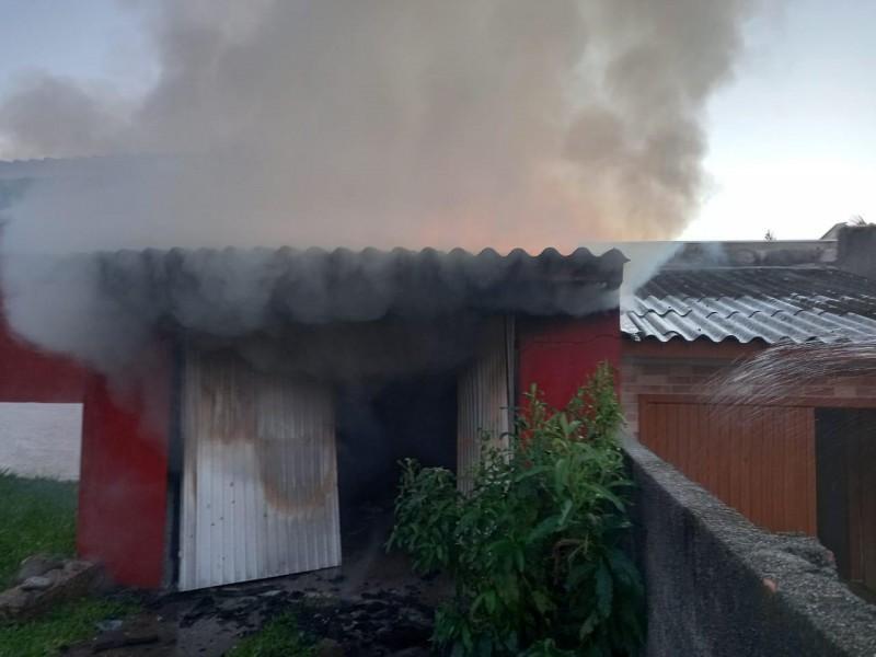 Garagem de casa é destruída por incêndio em Içara 
