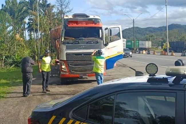 BR-101: motorista é flagrado dirigindo carreta sem para-brisa e vidros laterais