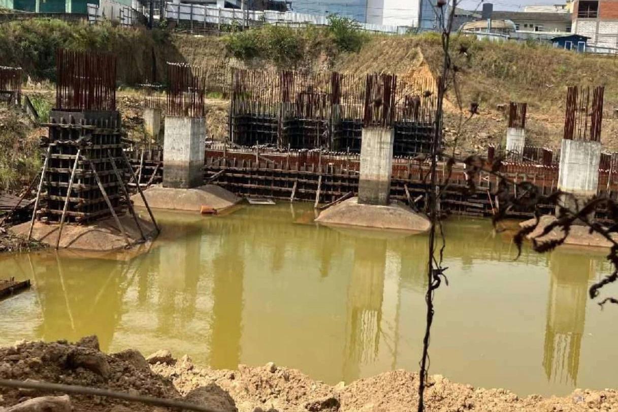 Acordo destrava solução para obra abandonada que oferece riscos à saúde e à segurança em Criciúma