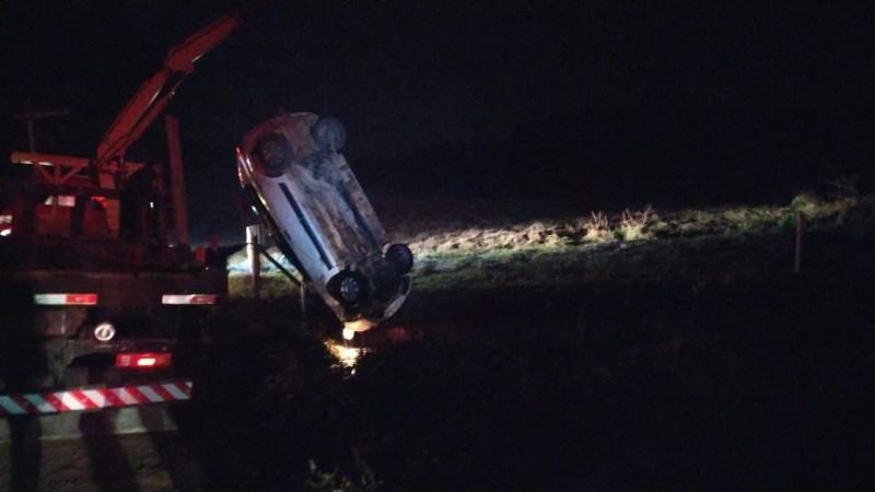 Motorista de 29 anos morre após carro que dirigia cair em valo