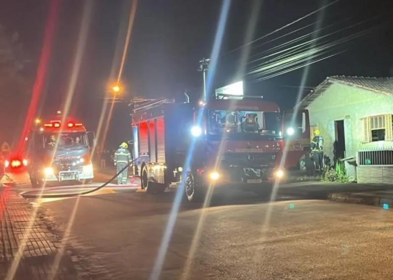 Corpo de Bombeiros combate incêndio em casa em Lauro Müller