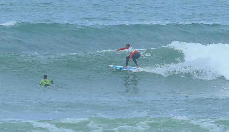 Primeiro dia de competição é marcado por boas ondas na Praia da Vila