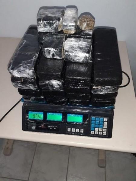 Casal com várias passagens policias por tráfico de drogas é preso com 10 quilos de maconha em Laguna 