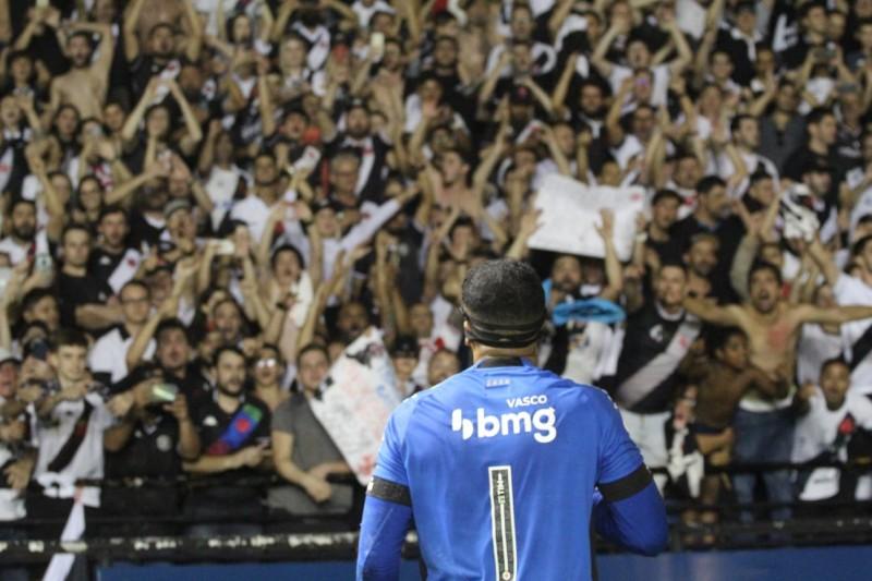 Torcida do Vasco vibra com triunfo diante do Tigre