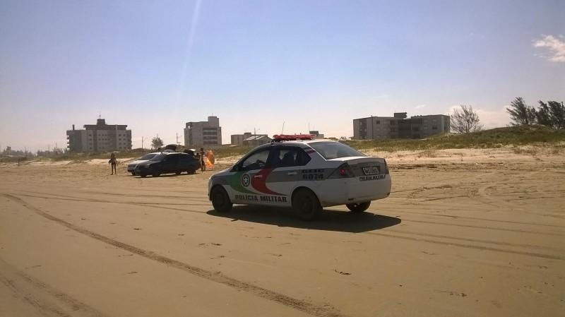 PM multa 52 veículos por transitarem na Orla do Rincão