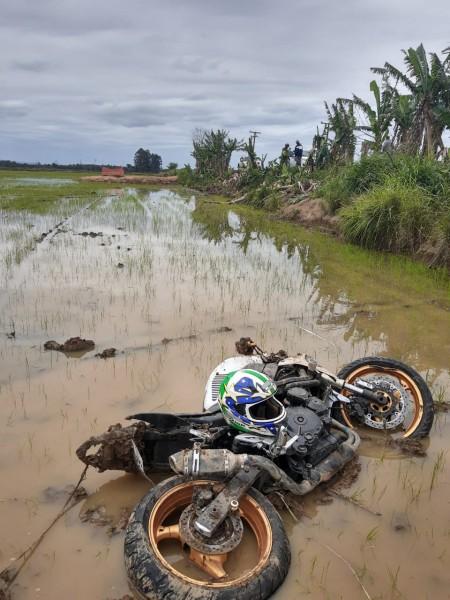 Motociclista perde controle de moto e cai em arrozal 
