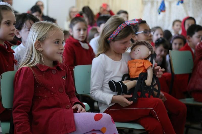 Alunos aprendem sobre inclusão por meio de bonecos com deficiência 