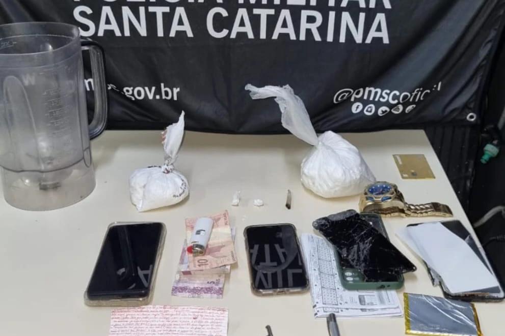 Criciúma: dupla é presa durante barreira policial com 427 gramas de cocaína