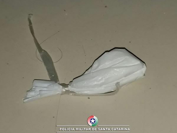 Ponto de venda de drogas é localizado em Tubarão