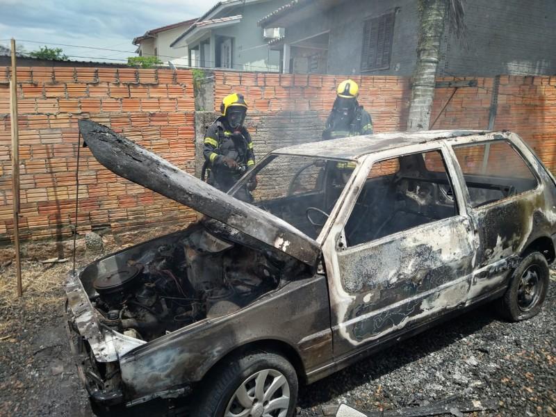 Corpo de Bombeiros combate incêndio em veículo no bairro Rio Maina