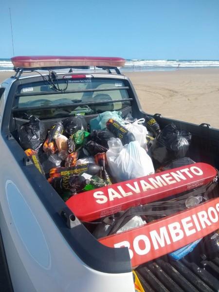 Bombeiros e guarda-vidas recolhem mais de 200 garrafas de plástico e vidro na orla do Rincão