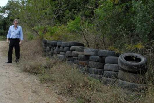 Centenas de pneus abandonados em torno da futura mina