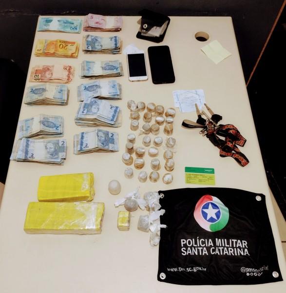 PM apreende 760 gramas de maconha e mais de R$ 2,6 mil em Criciúma