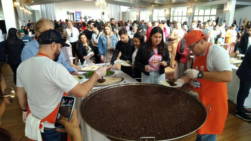 Feijoada Mágica da Nossa Casa reúne mais de 700 participantes