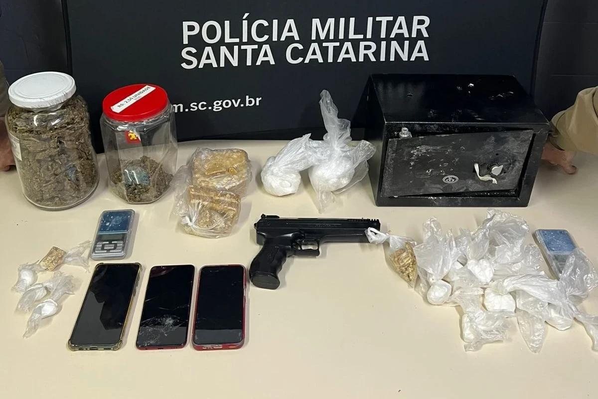 Homem é flagrado com arma falsa e mais de um quilo de entorpecentes em Criciúma