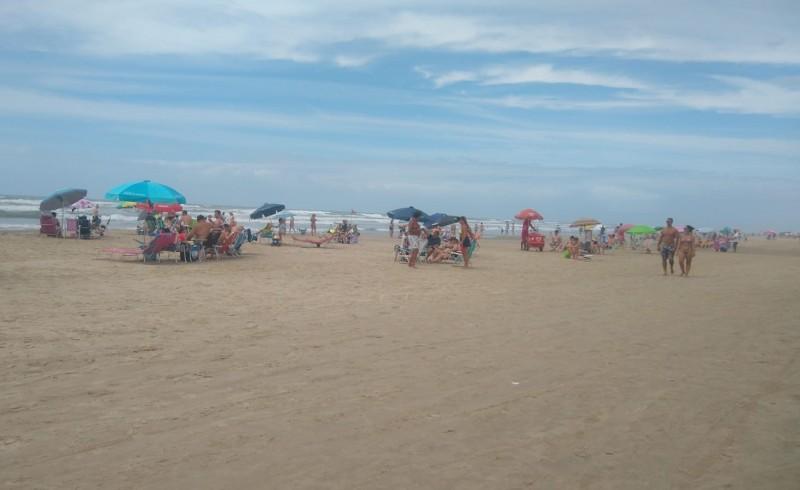 Beira-mar de Balneário Rincão movimentada neste domingo