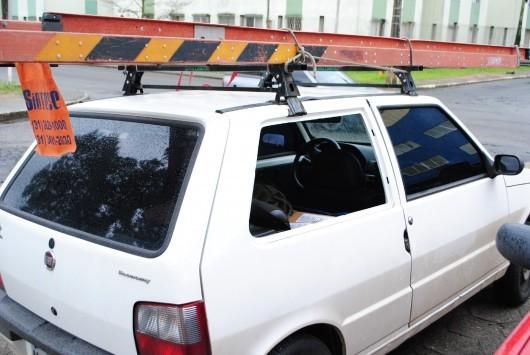 Ladrão tira vidro de carro para roubar som