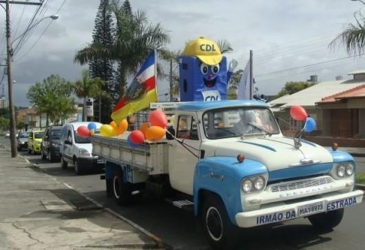 CDL de Araranguá faz mutirão por brinquedo e alimentos
