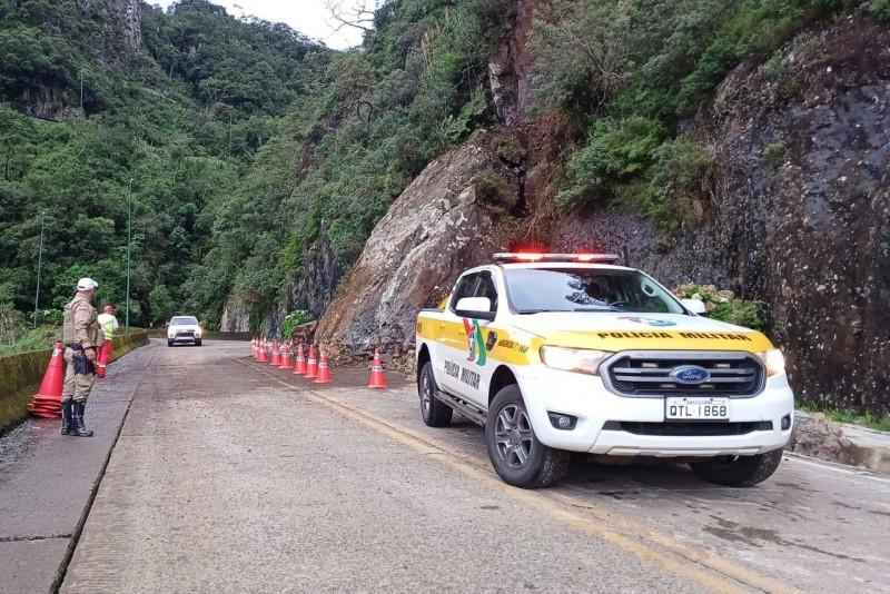 SIE remove fragmentos de rocha que deslizou na Serra do Rio do Rastro e libera tráfego em meia pista