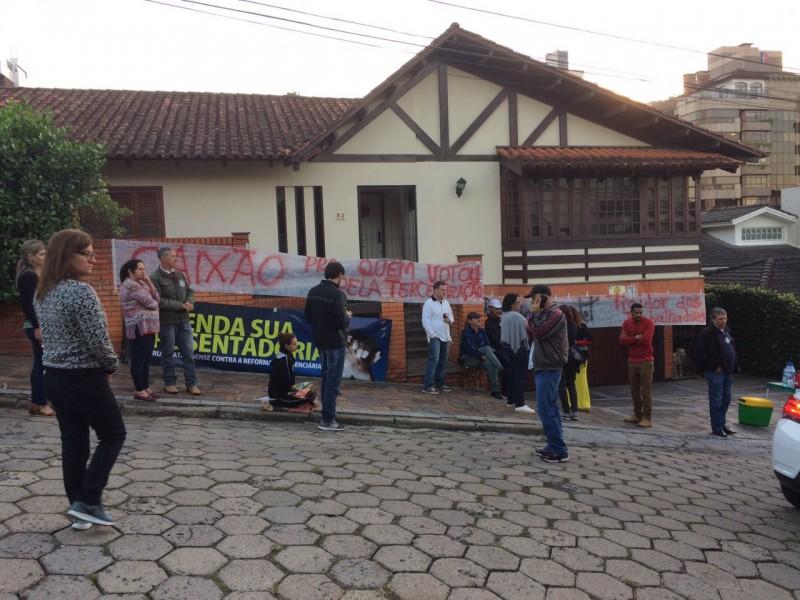 Em protesto, sindicalistas amanhecem na frente da casa de Ronaldo Benedet