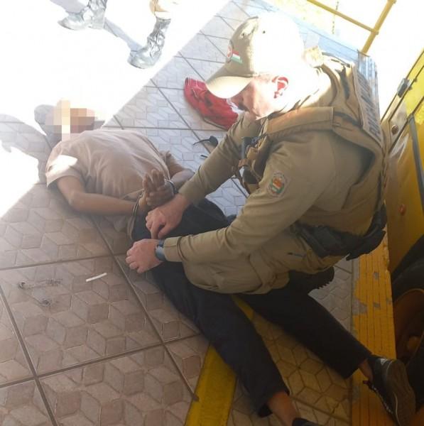 Homem ameaça passageiros de ônibus com faca e acaba detido em Criciúma 