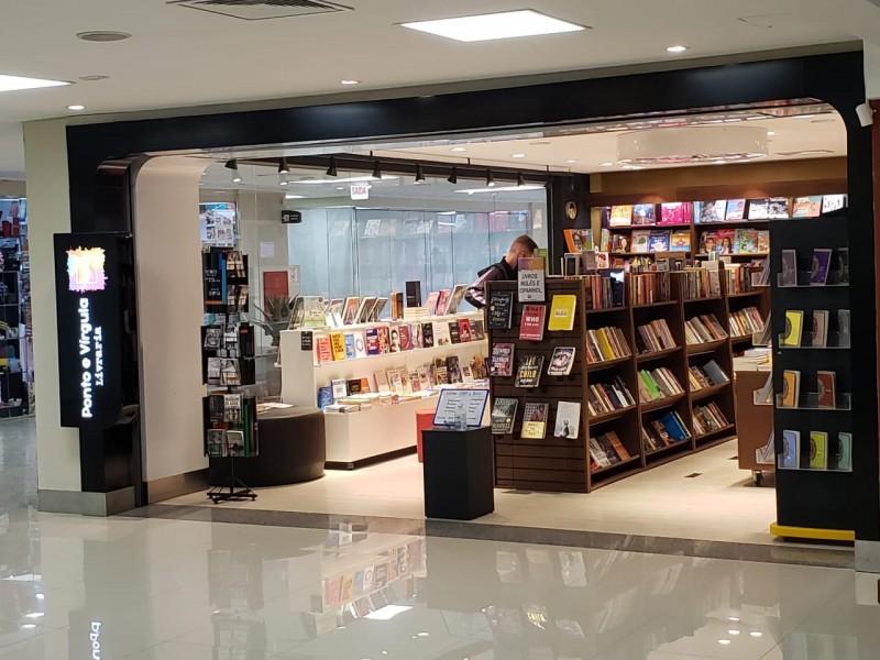 Livraria Ponto e Vírgula em local mais amplo, aconchegante e próximo do público