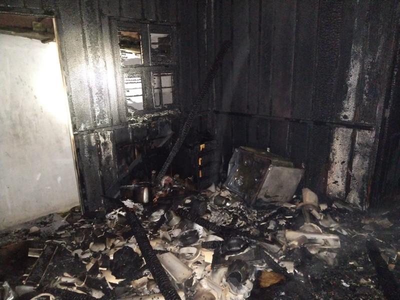 Residência de madeira é destruída por incêndio em Criciúma
