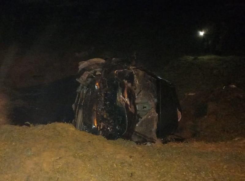 Homem armado rouba carro em Criciúma, tenta fugir da PM e acaba capotando veículo