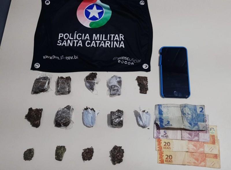 Homem é flagrado com 14 porções de maconha no bairro Pedro Zanivan
