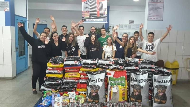 Alunos do Colégio Universitário doam uma tonelada de ração