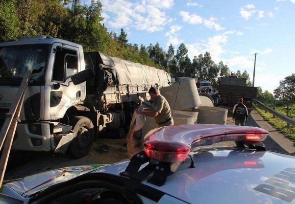 Após acidente envolvendo dois caminhões, Serra catarinense fica interditada