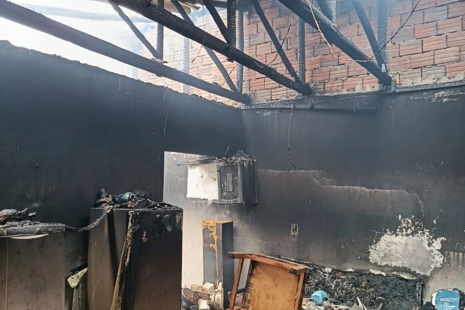 Fotos: teto de casa desmorona após incêndio em Morro da Fumaça