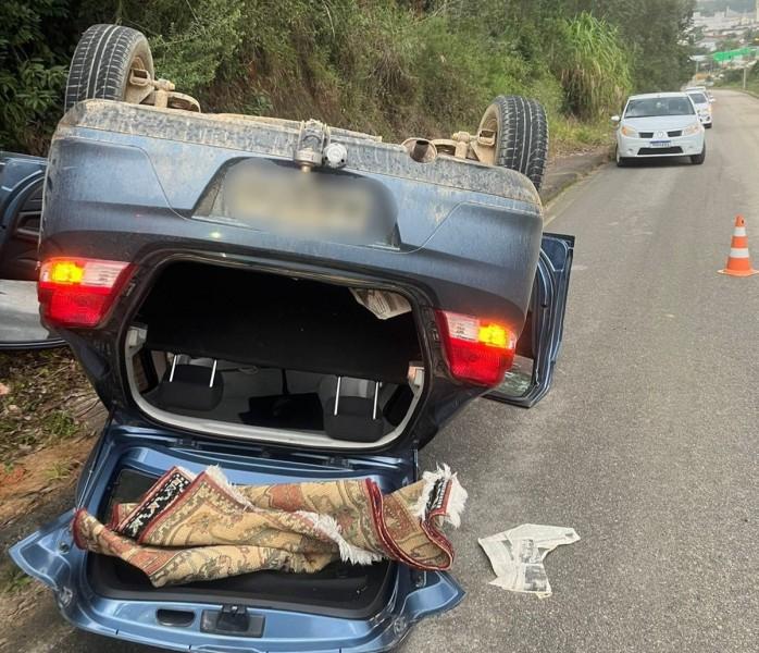 Motorista é encaminhada ao hospital após capotamento em Treze de Maio
