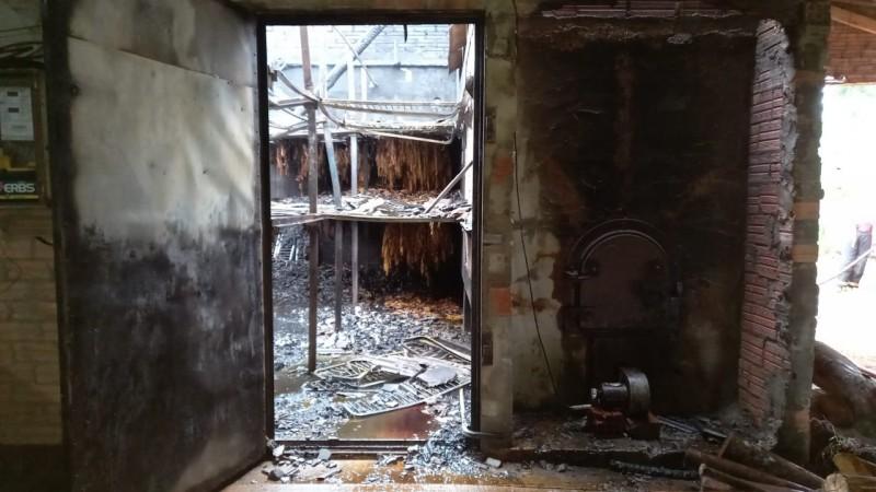 Estufa de fumo é consumida por incêndio em Santa Rosa do Sul