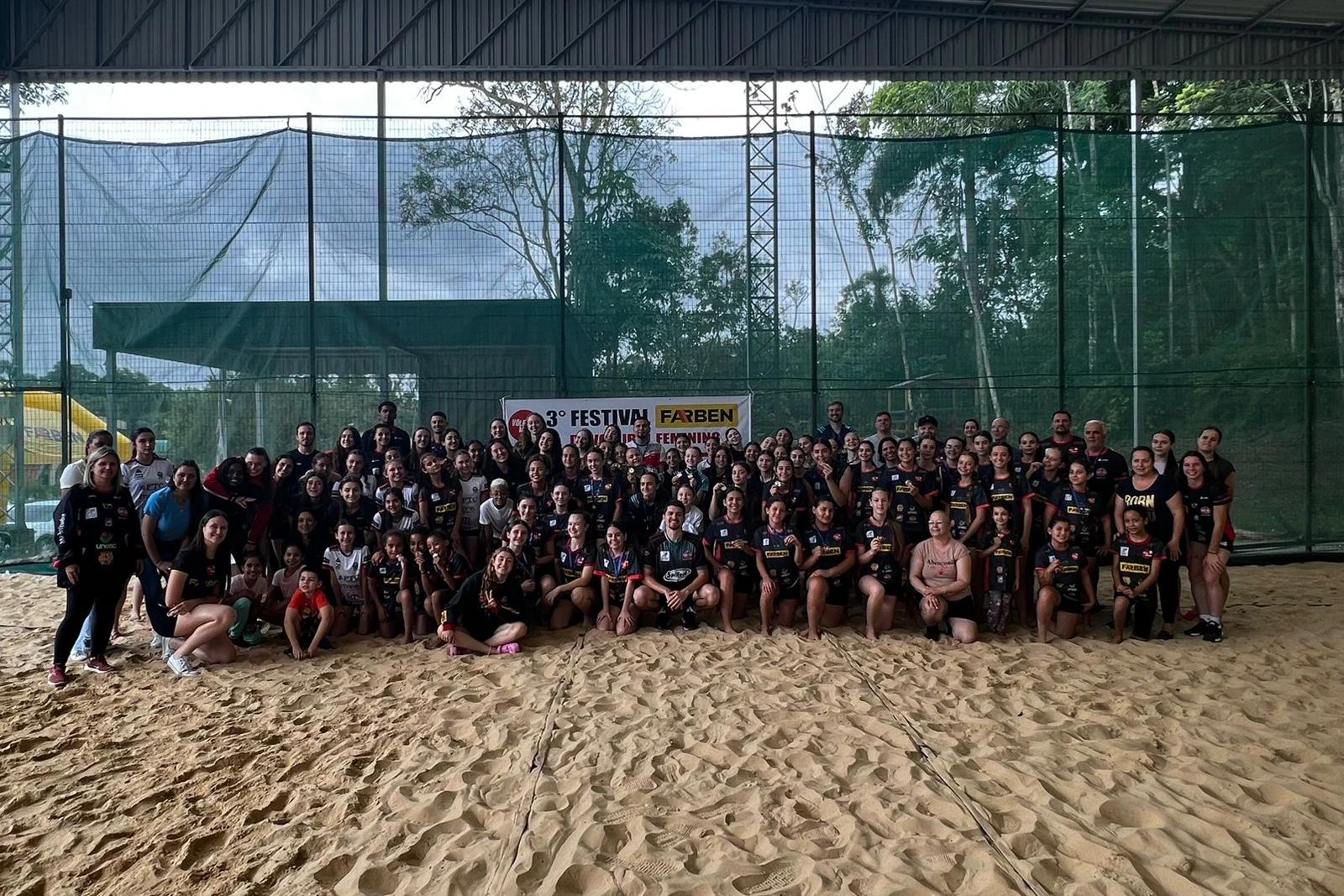 Festival vôlei feminino reúne mais de cem crianças no Mampituba