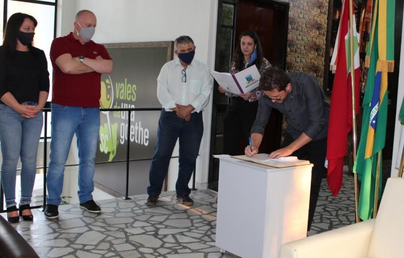 Vice-prefeito assume interinamente o Executivo