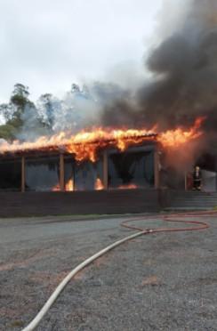 Bombeiros combatem incêndio por cerca de 2 horas em restaurante