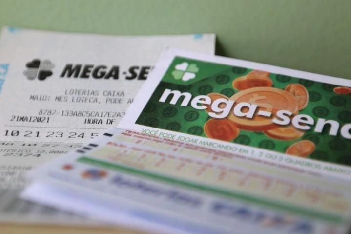 Sem acertadores, prêmio da Mega-Sena acumula e vai a R$ 18 milhões; veja dezenas sorteadas