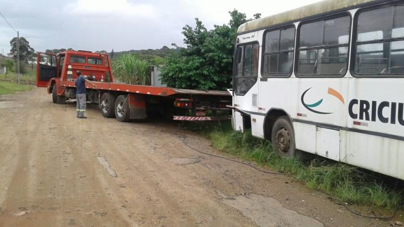 Abandonado, ônibus de carbonífera é guinchado