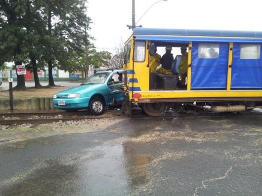 Carro apresenta problemas técnicos e é atingido por locomotiva, em Morro da Fumaça