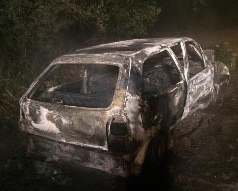 Após saída de pista, carro furtado é consumido pelo fogo