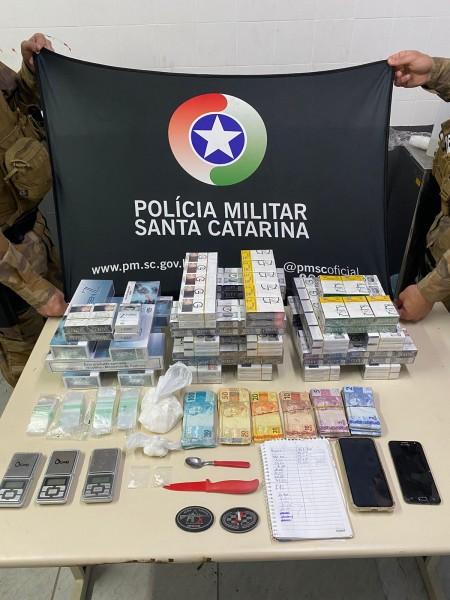Balneário Rincão: PM apreende droga, dinheiro e balanças de precisão em bar 