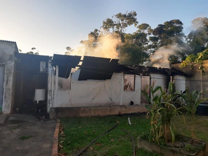 Casa é destruída por incêndio no bairro Itapirubá em Laguna