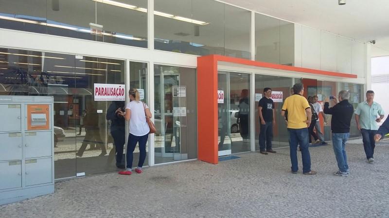 Bancários retardam atendimento em três agências do Itaú
