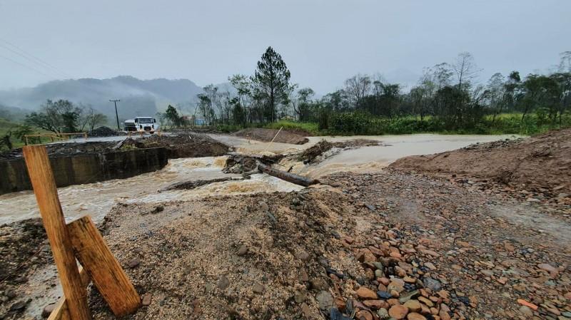 Trânsito bloqueado nas pontes do Bianchini e Somariva
